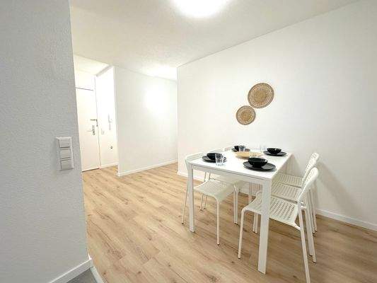 Helles Esszimmer mit Balkon