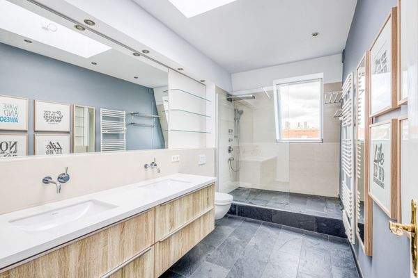 Vollbadezimmer mit Regendusche