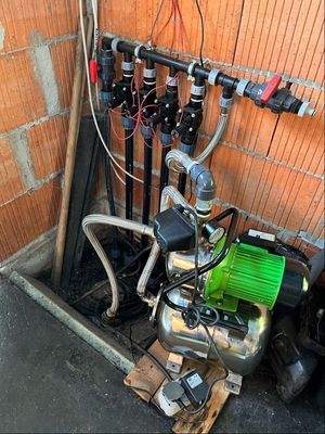 Brunnen mit Bewässerungsanlage im Gartenhaus