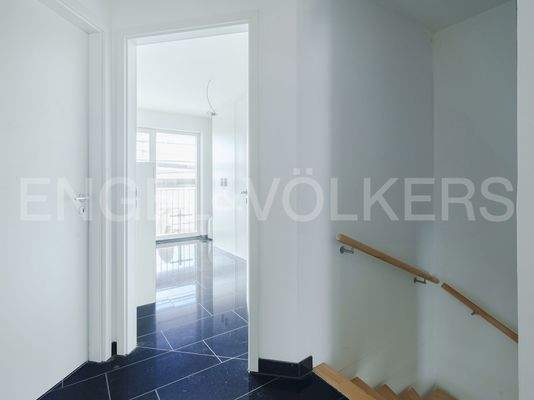 Flur im Dachgeschoss mit Blick in Zimmer 3