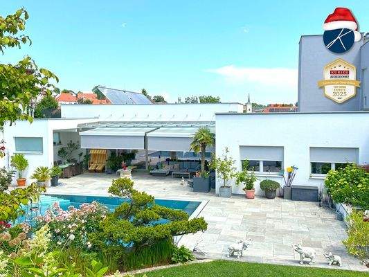 Große Terrasse mit Edelstahl-Überlaufpool