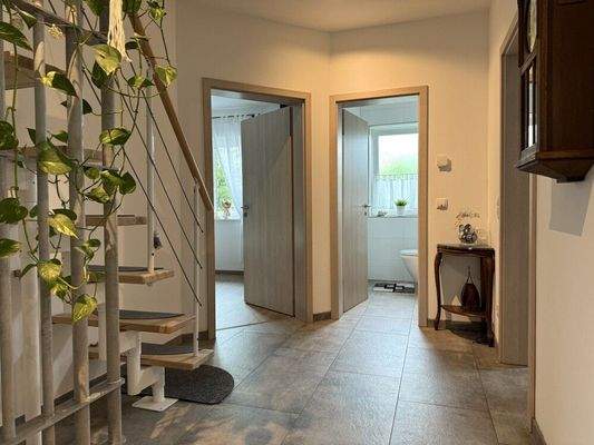 Flur und Zugang zum DG