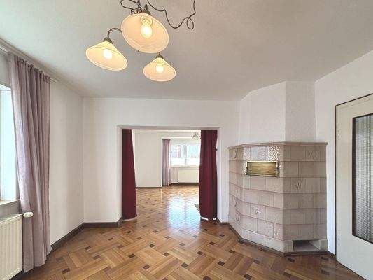 Wohnzimmer mit Kachelofen hinten