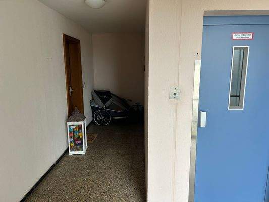 Eingangstüre Treppenhaus mit Aufzug