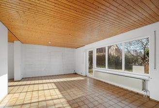 Helles Wohnen mit Zugang zur offenen Küche