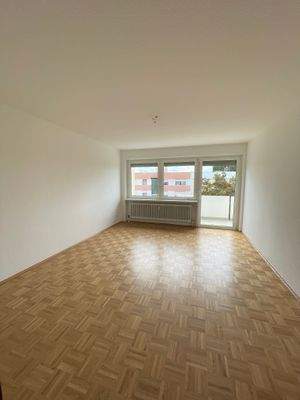 Wohnzimmer mit Zugang zum Balkon