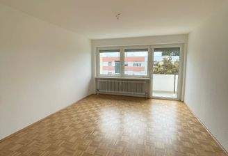 Wohnzimmer mit Zugang zum Balkon