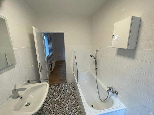 Tageslichtbad mit Duschwanne