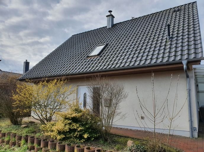 Einfamilienhaus mit Carport und Geräteschuppen von 2006