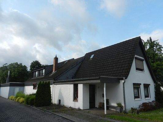 Vorderes Haus mit Stellplatz.JPG