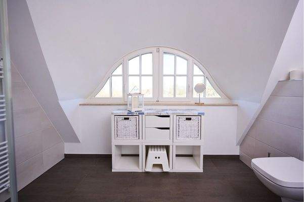 Weitere Eindrücke des großzügigen Duschbads im Dachgeschoss