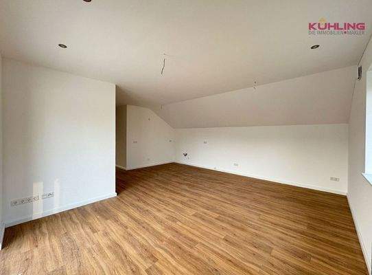 Offener Wohn-Ess-Küche mit Zugang zum Balkon