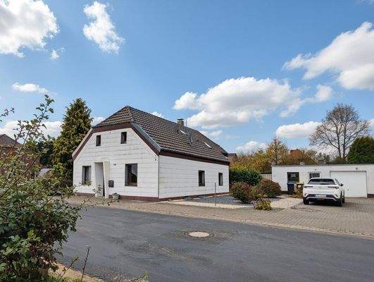 Außenansicht mit Garage und Stellplätzen