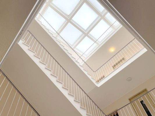 Großes helles Treppenhaus mit Lichtkuppel