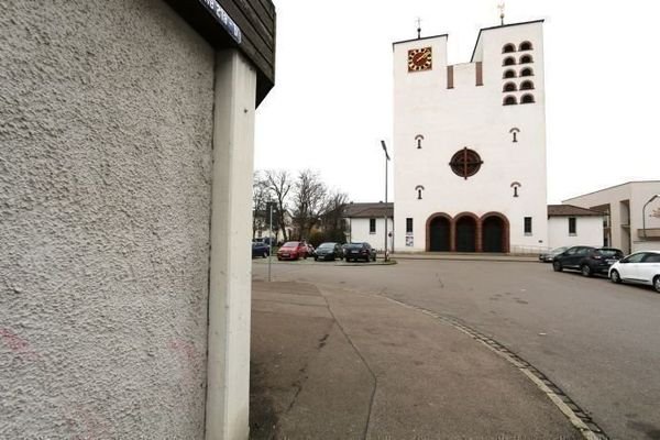 Seitenansicht mit Kirche