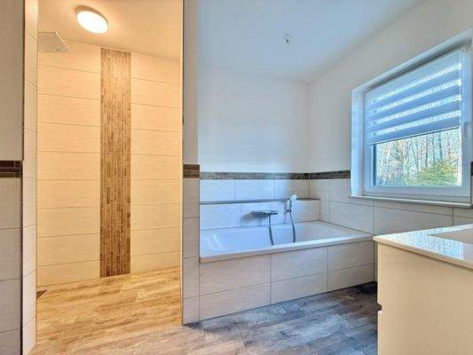 Bungalow: Bad mit Wanne und Dusche