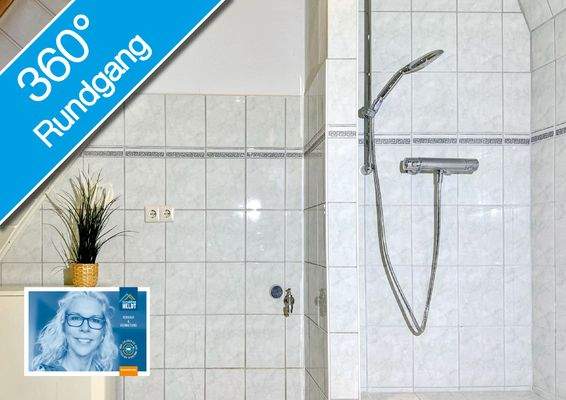 Bad mit Wanne, Dusche und 2 Fenstern