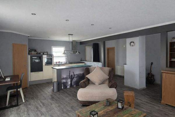 Heller Wohn-Ess-Kochbereich mit moderner Küche Perspektive  31