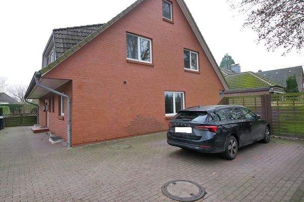 Hausansicht mit KFZ-Stellplatz.JPG