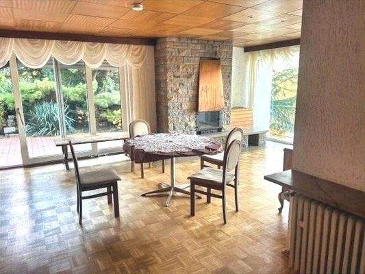 Wohnzimmer mit Kamin