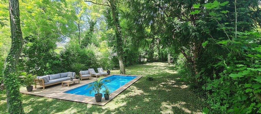 Staging Beispiel-Garten mit Poolbereich_KI generiert