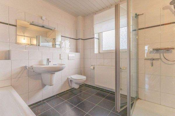 Tageslichtbad mit Badewanne und Dusche