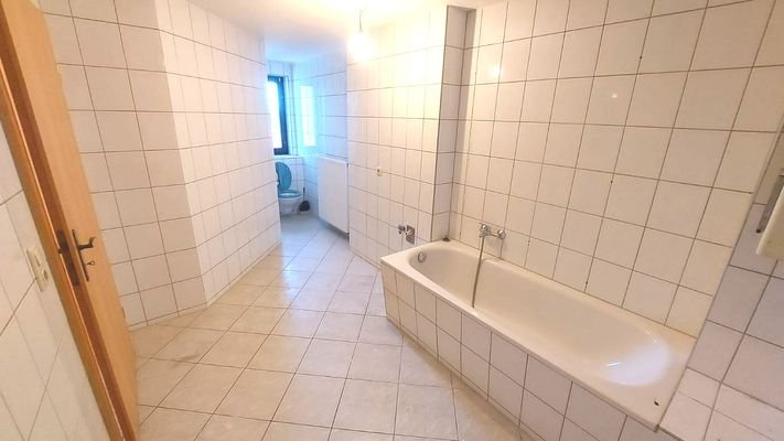 Bad mit Wanne und Fenster