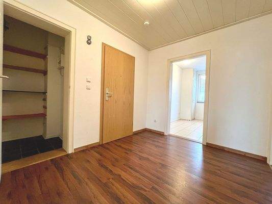 Die geräumige Diele mit Abstellraum verbindet alle Zimmer