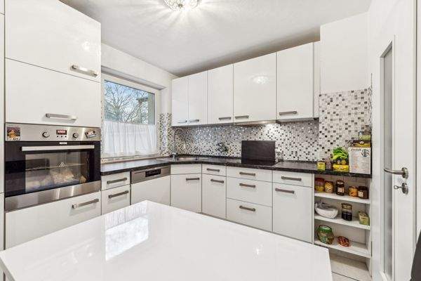 Küche mit Einbauküche