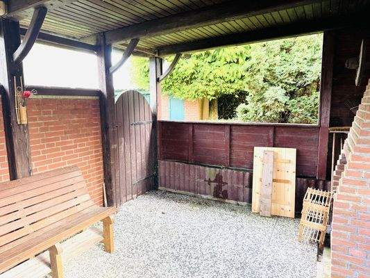 Überdachte Terrasse mit Außenkamin