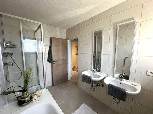 Mit Wanne und Dusche