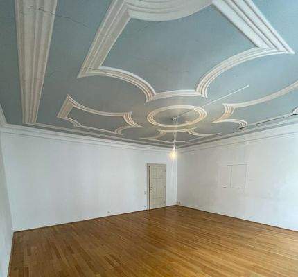 Wohnraum mit Stuckdecke