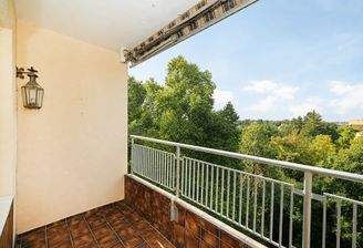 großer Balkon mit Bergblick