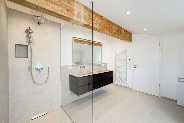 Bad mit Dusche und Badewanne