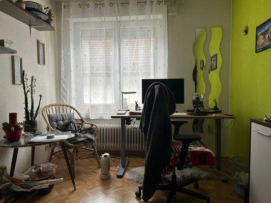 Arbeits- oder Kinderzimmer