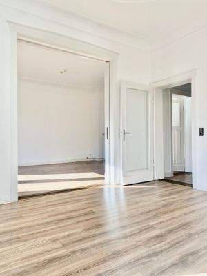 Arbeitszimmer mit Blick ins Wohnzimmer