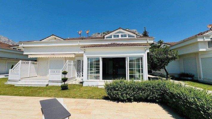 DHH mit Wintergarten ohne Mobiliar