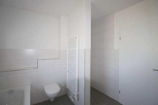 Praktischer Handtucherwärmer nahe Wanne u. Dusche