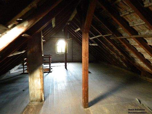 großer Dachboden mit Potenzial