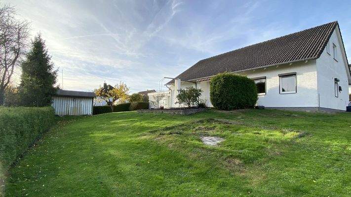 Rückansicht mit Gartenhaus 