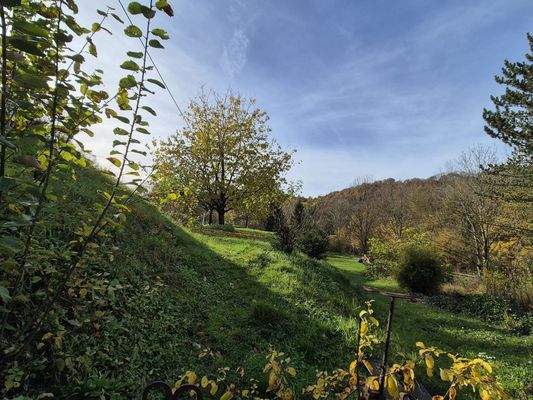 Terrassierter Grundstücksteil oberhalb des Gebäudes