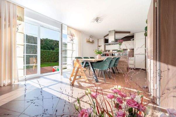 Esszimmer mit Zugang zur Terrasse