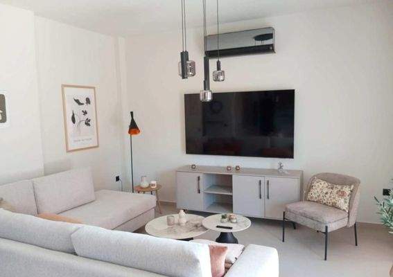 Kreta, Ligides: Großes modernes Haus in der Nähe des Agia-Sees zu verkaufen