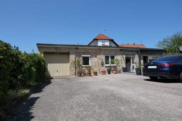 Haus mit breiter Zufahrt und Parkmöglichkeit