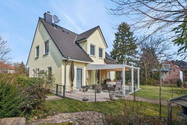 Weitere Hausansicht mit Wintergarten