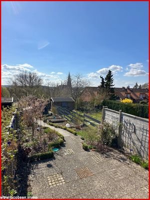 Südterrasse mit Blick in den Garten