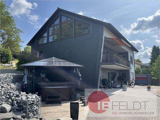 Ansicht aufs Haus von der Einfahrt