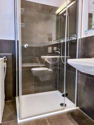 Vollbad mit ebenerdiger Duschkabine...