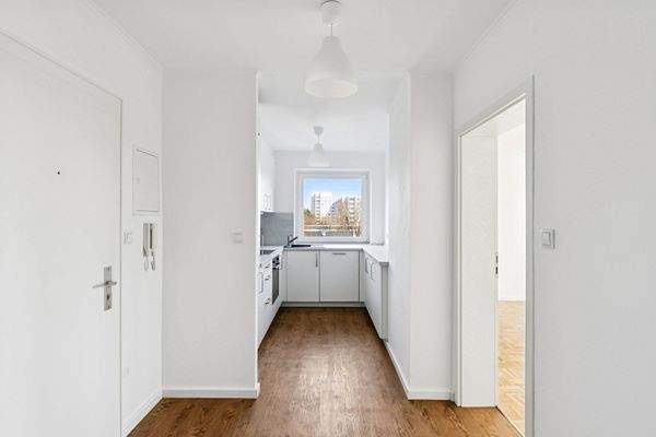 Großer, heller Flur mit Garderobenmöglichkeit und offener Küche