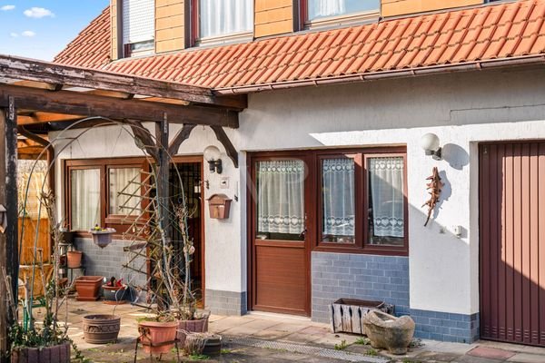 Außenansicht auf das Haus mit Pergola